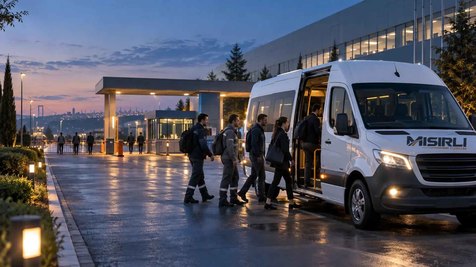 Vardiyalı personel servisine binen fabrika çalışanları